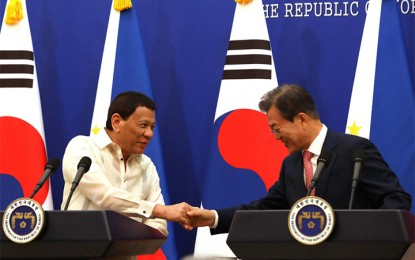 <p><strong>PH-SOKOR TIES.</strong> President Rodrigo R. Duterte and Republic of Korea President Moon Jae-in shake hands after they declare their joint press statement following the successful bilateral meeting at the Blue House in Seoul on June 4, 2018.<em> (Toto Lozano/Presidential Photo) </em></p>